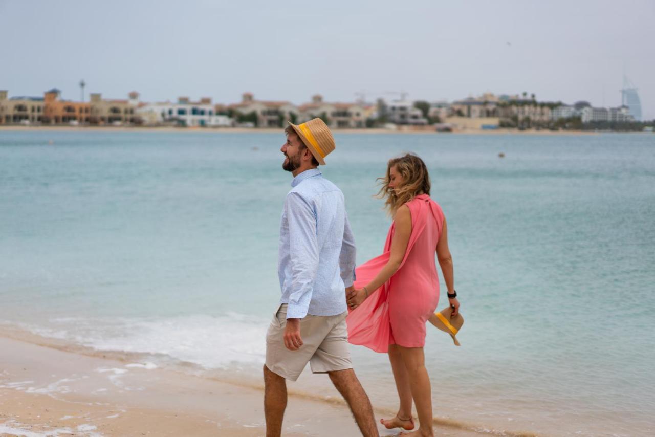 Andaz Dubai The Palm, By Hyatt Hotel ภายนอก รูปภาพ Tourists on the beach of El Alamein