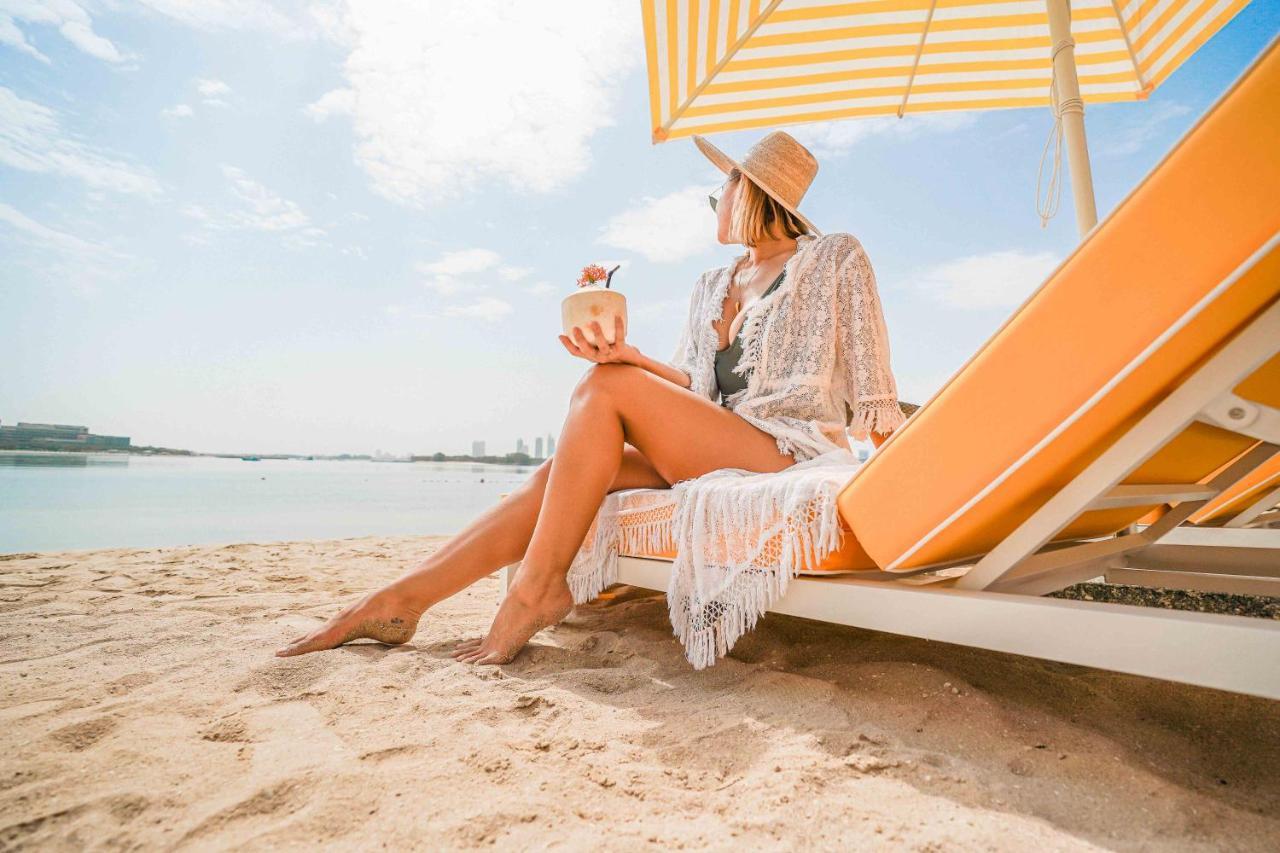 Andaz Dubai The Palm, By Hyatt Hotel ภายนอก รูปภาพ A woman sunbathing